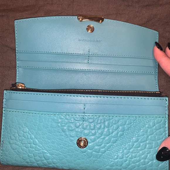 Authentic Burberry check embossed wallet - Picture 2 of 4